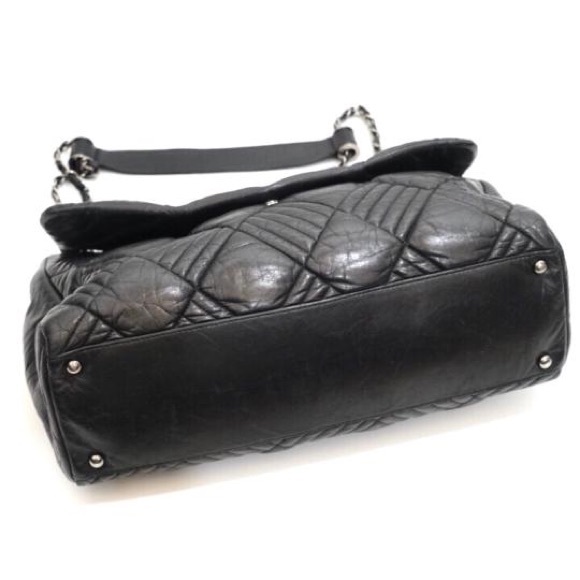 Chanel Jumbo Quilted Lambskin Shoulder Bag - Picture 4 of 8